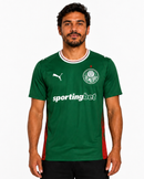 Modelo masculino com Camisa do Palmeiras I 26/27, frente aproximada