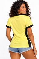 Modelo feminina vestindo Vasco III Nike amarela costas