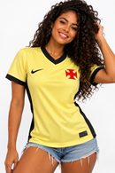 Modelo feminina sorrindo vestindo Vasco III Nike amarela frente